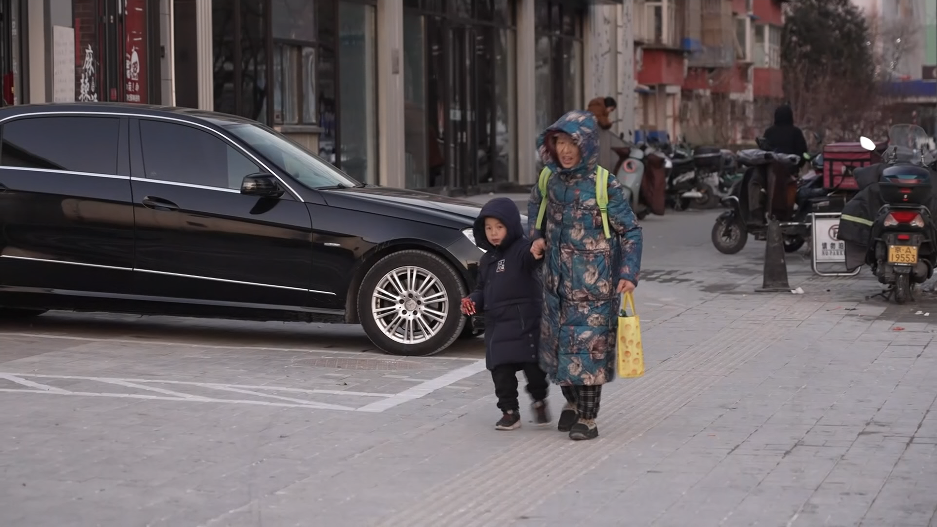 Frau in China mit Kindern