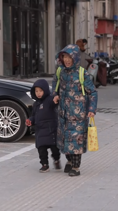 Frau in China mit Kindern