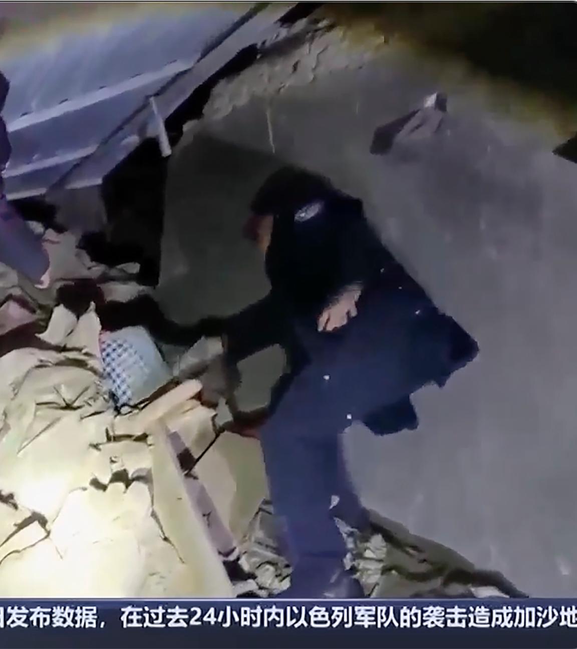 China, Xinjiang: Auf diesem Bild aus einem Video des chinesischen Fernsehsenders CCTV arbeiten Retter in der Nähe von Trümmern nahc einem Erdbeben in der kirgisischen autonomen Präfektur Kizilsu in Chinas westlicher Region Xinjiang.
