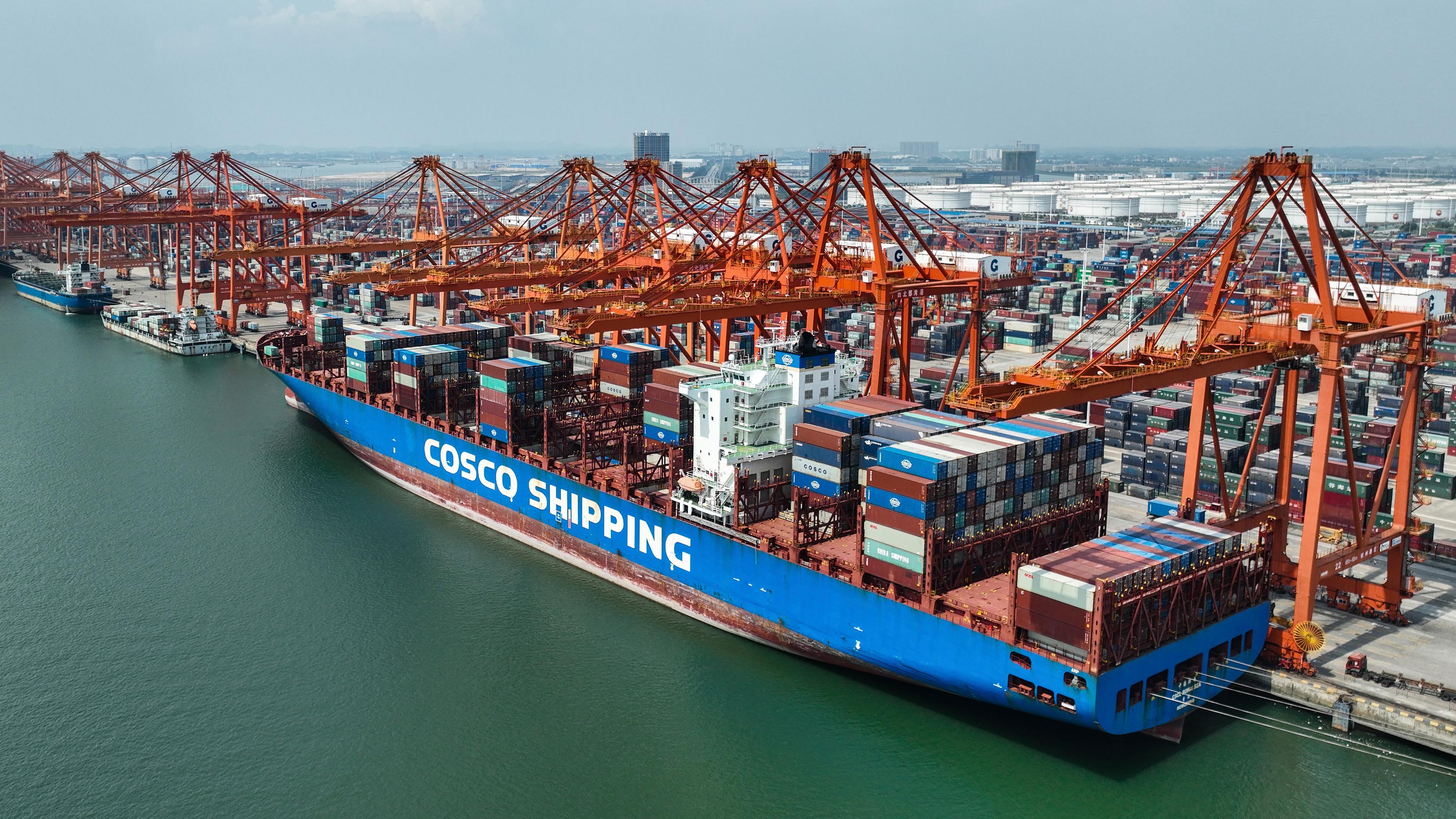 Containerschiff im Hafen von Qinzhou (China), aufgenommen am 24.10.2022