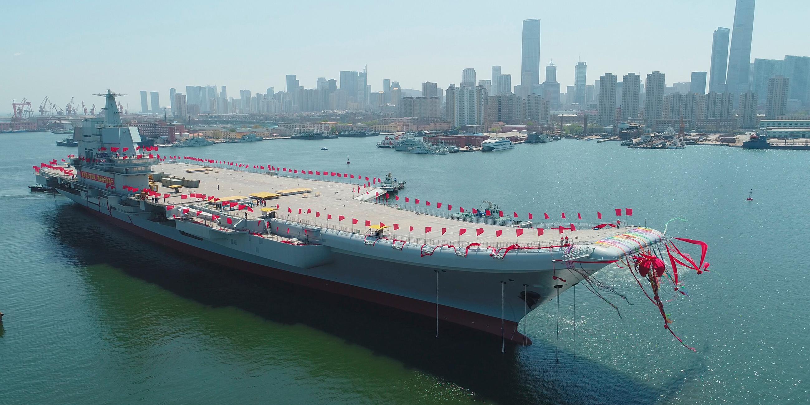 Chinesischer Flugzeugträger vor der Küste von Dalian