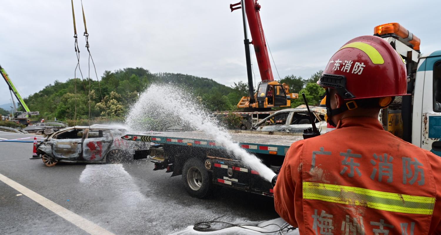 Nach Straßeneinsturz: Rettungsarbeiten in Meizhou