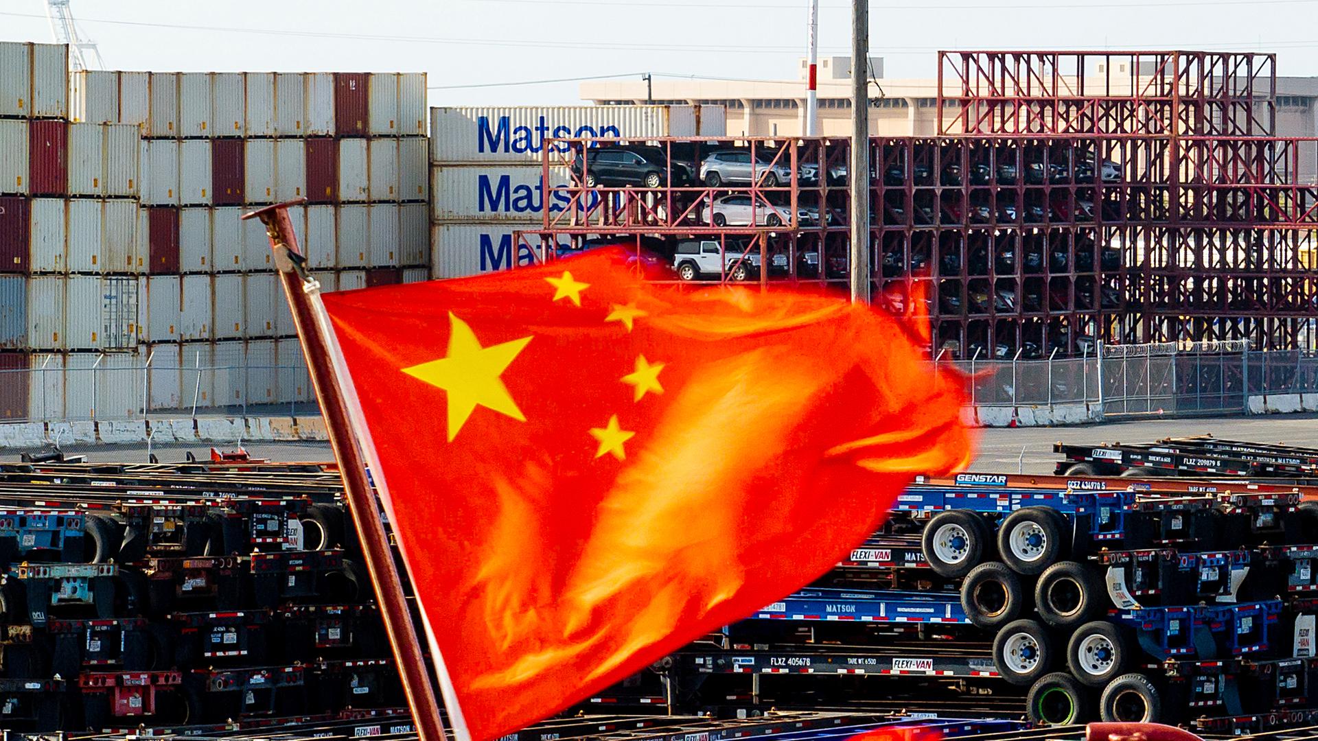 USA, Oakland: Eine chinesische Flagge weht auf einem Schiff im Hafen von Oakland.