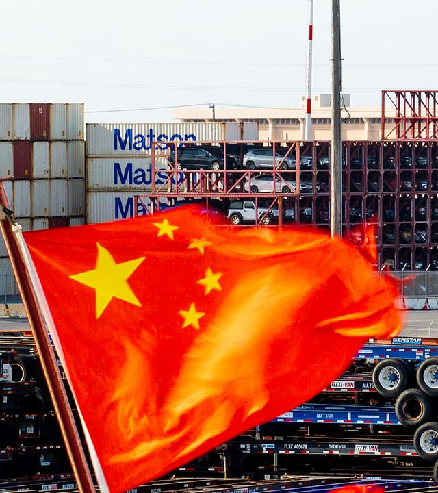 USA, Oakland: Eine chinesische Flagge weht auf einem Schiff im Hafen von Oakland.