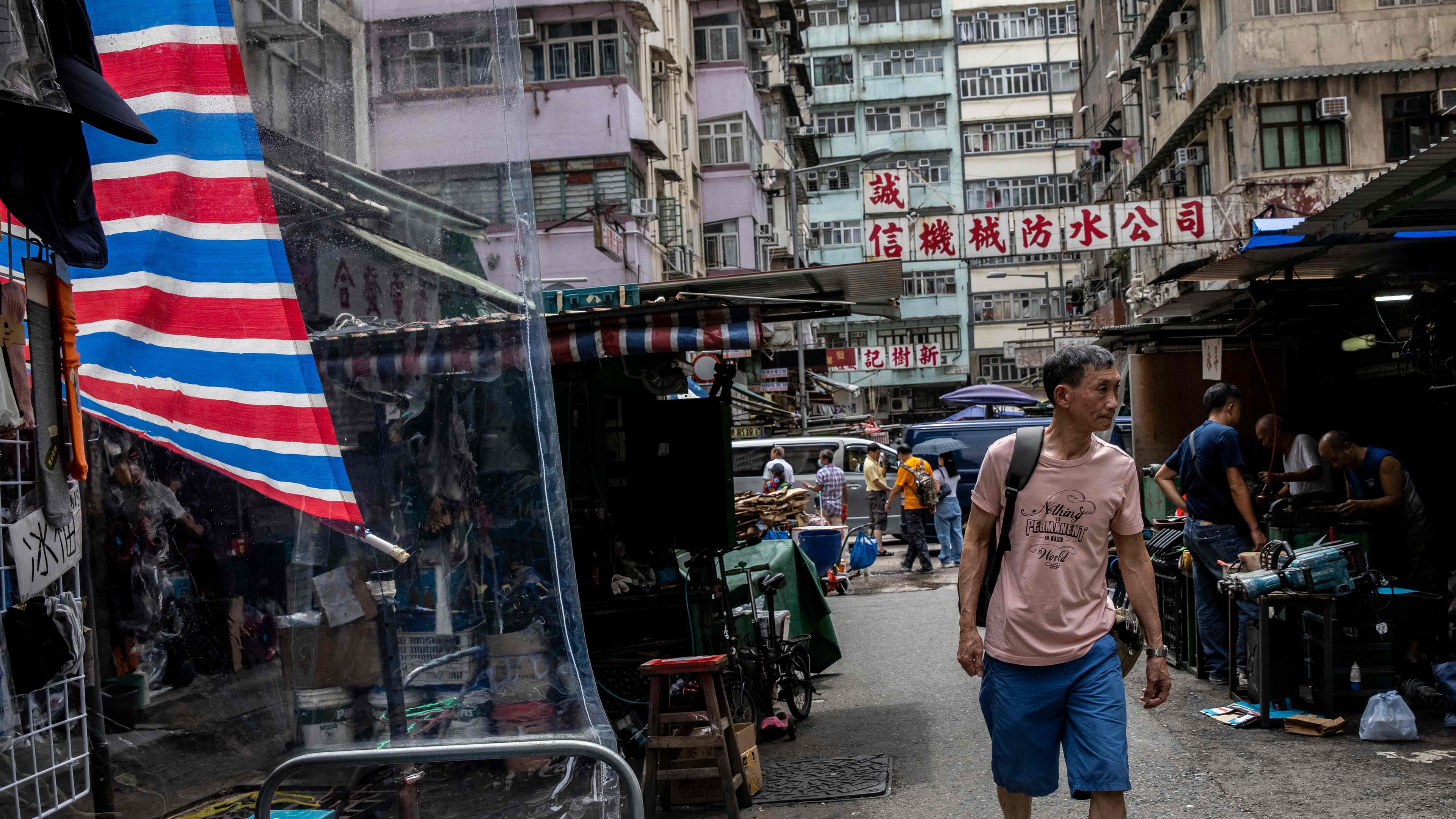 Ein Mann läuft durch eine Straße in Hong Kong.