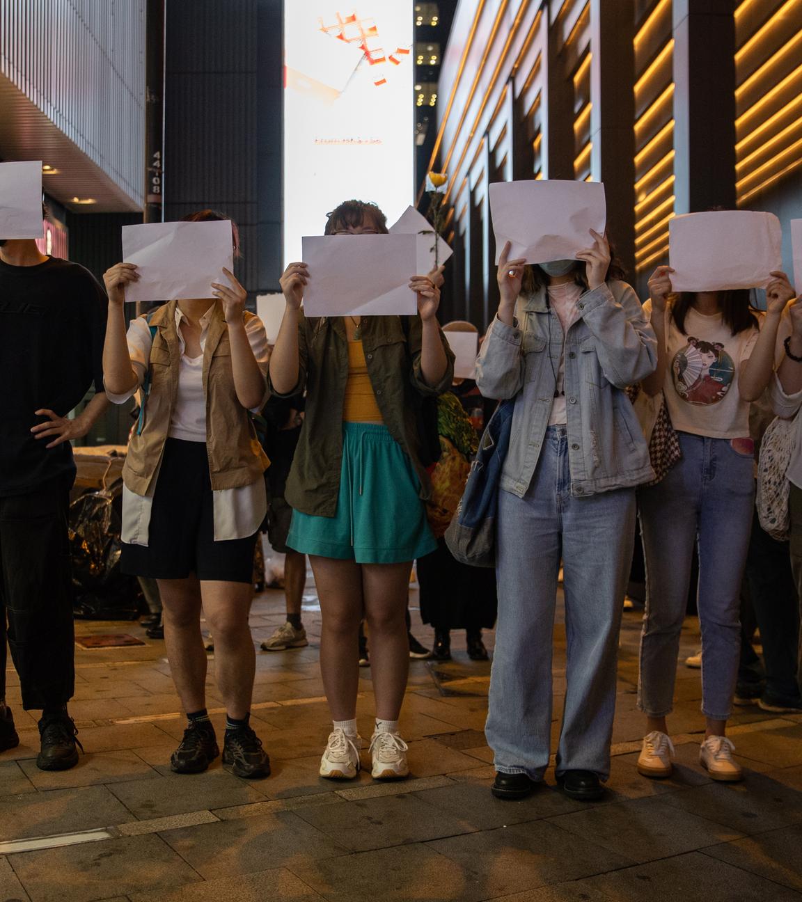 China, Hong-Kong: Menschen protestieren mit weißen Blättern gegen die Null-Covid-Politik.