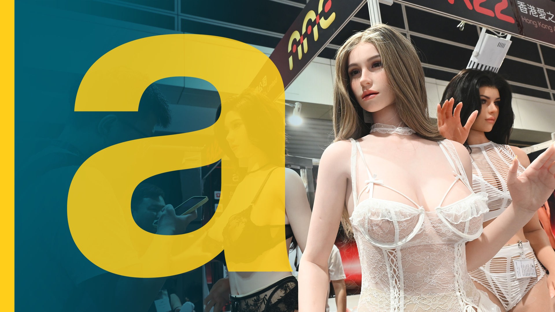 Eine knapp angezogene Sexpuppe an einem Messestand