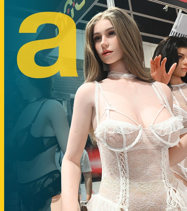 Eine knapp angezogene Sexpuppe an einem Messestand