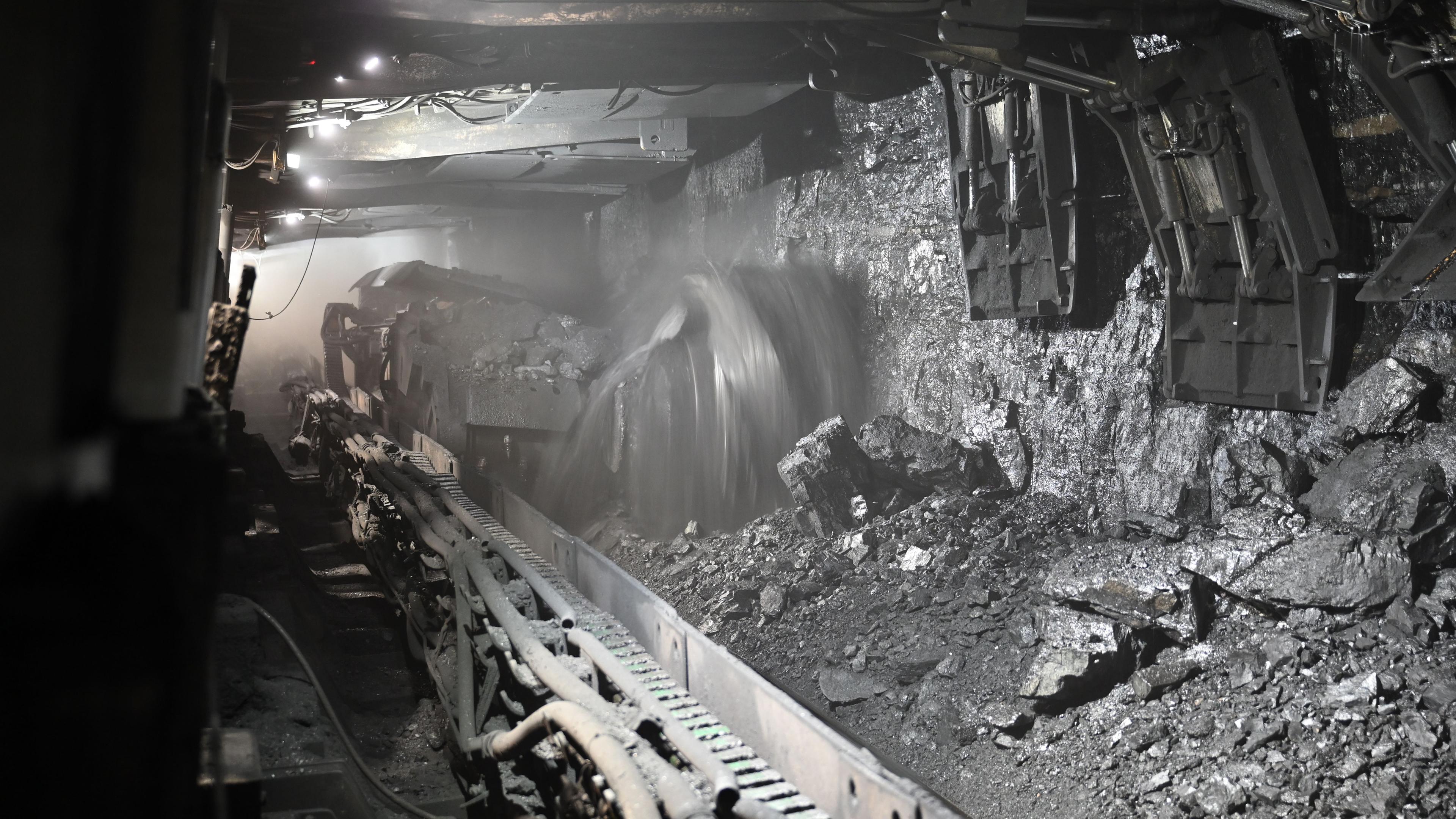 Intelligente Maschinen arbeiten in der Longwanggou Coal Mine der China Datang Corporation Ltd.