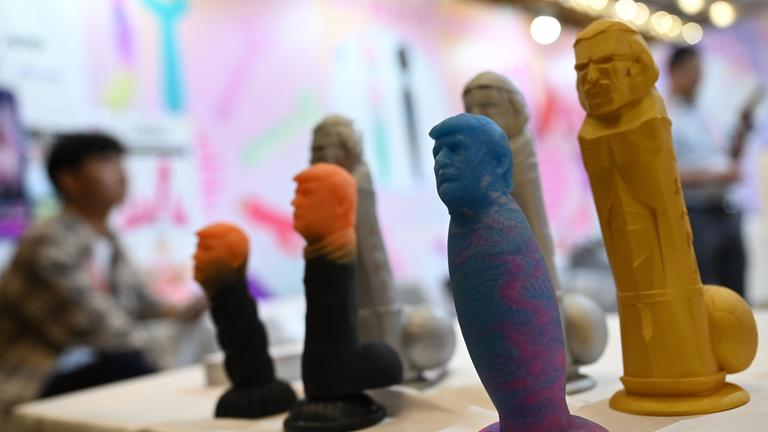 Phallische Sexspielzeuge mit dem Konterfei von US-Präsident Donald Trump auf einem Messestand der Messe "Adult Product Industry Expo" in China.