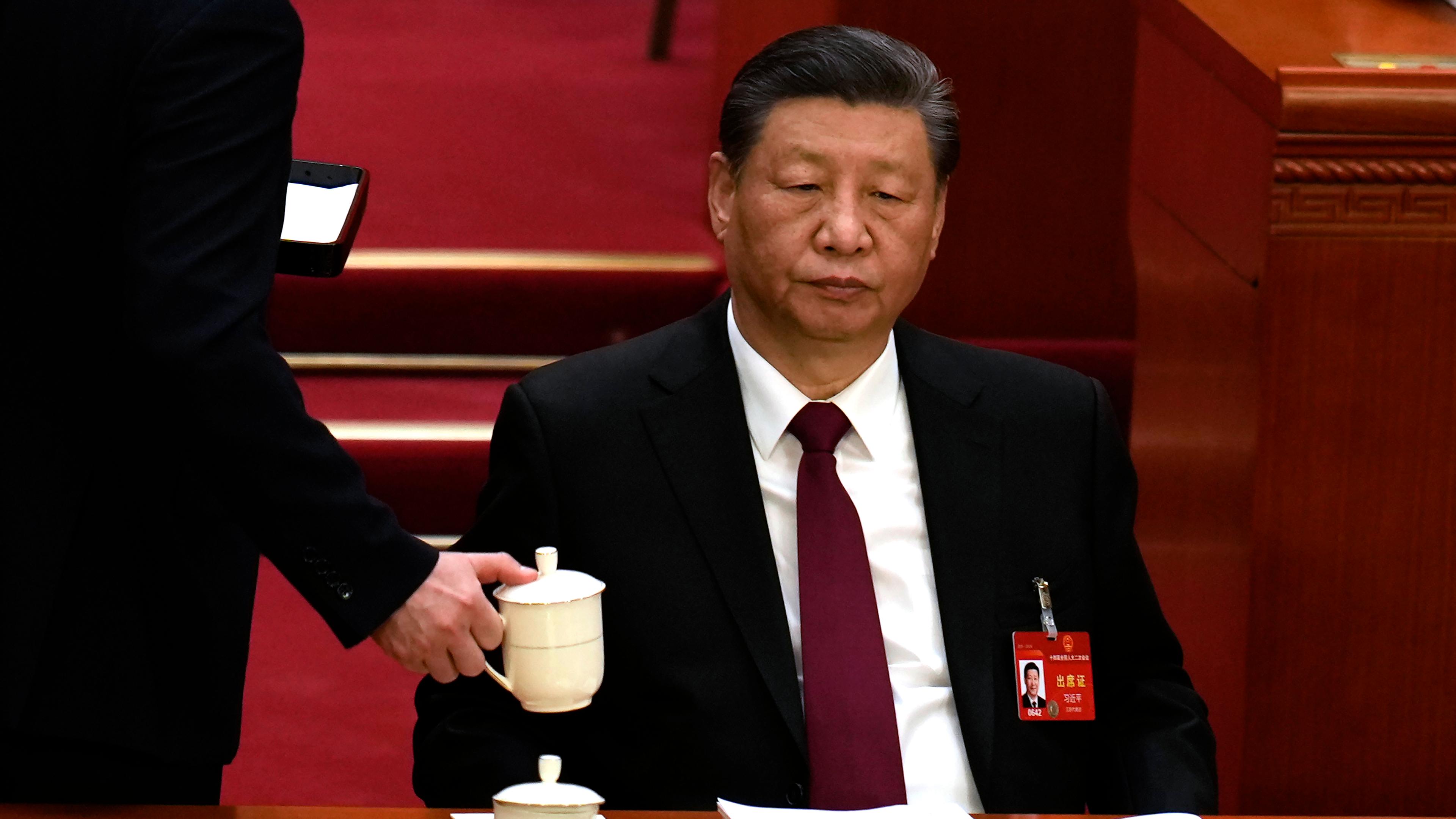 Xi Jinping, Präsident von China, schaut zu, während ihm während der Eröffnungssitzung des Nationalen Volkskongresses (NVK) in der Großen Halle des Volkes ein Getränk serviert wird.