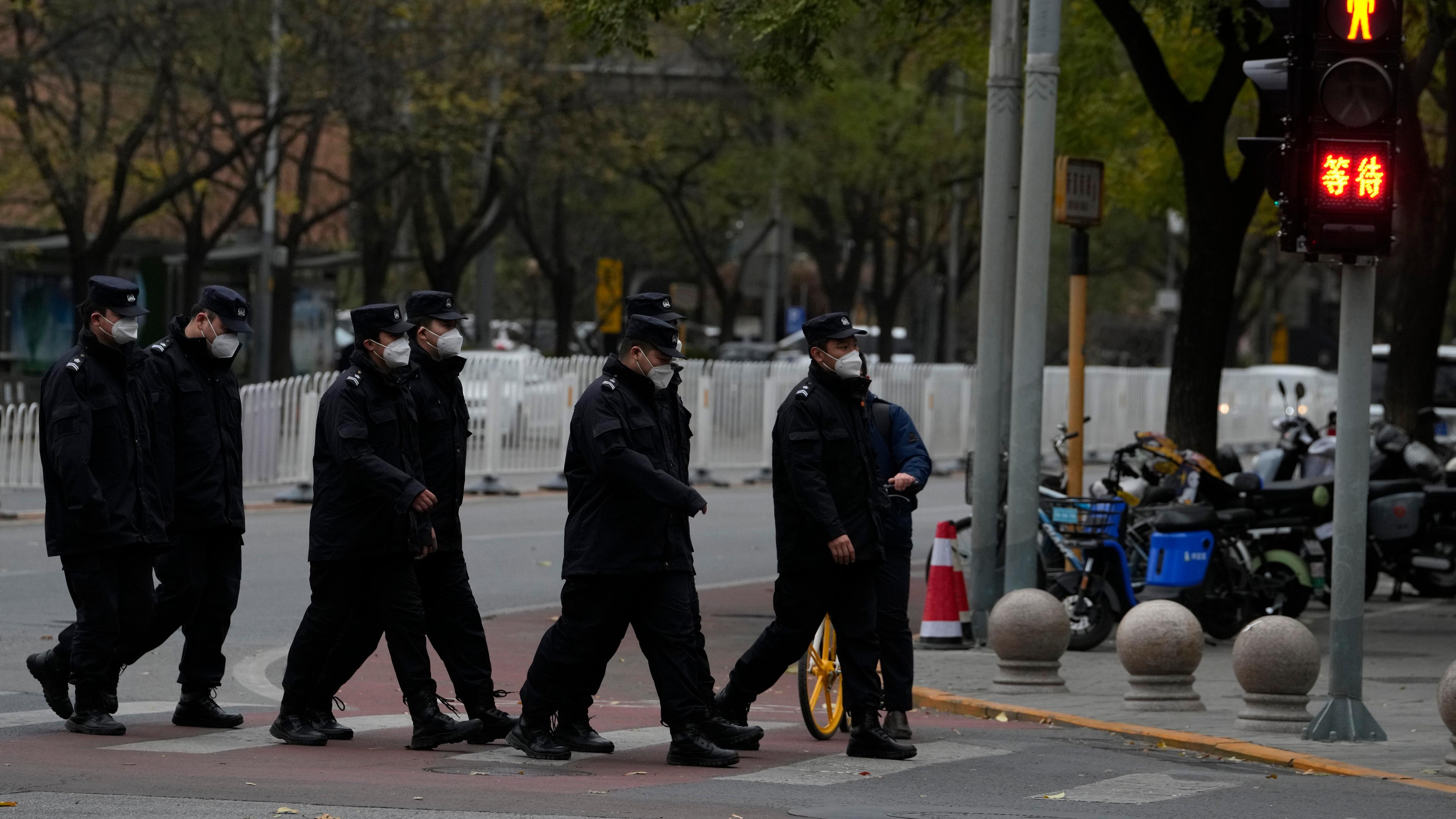 China, Peking: Chinesische Polizisten vor einer Absperrung.
