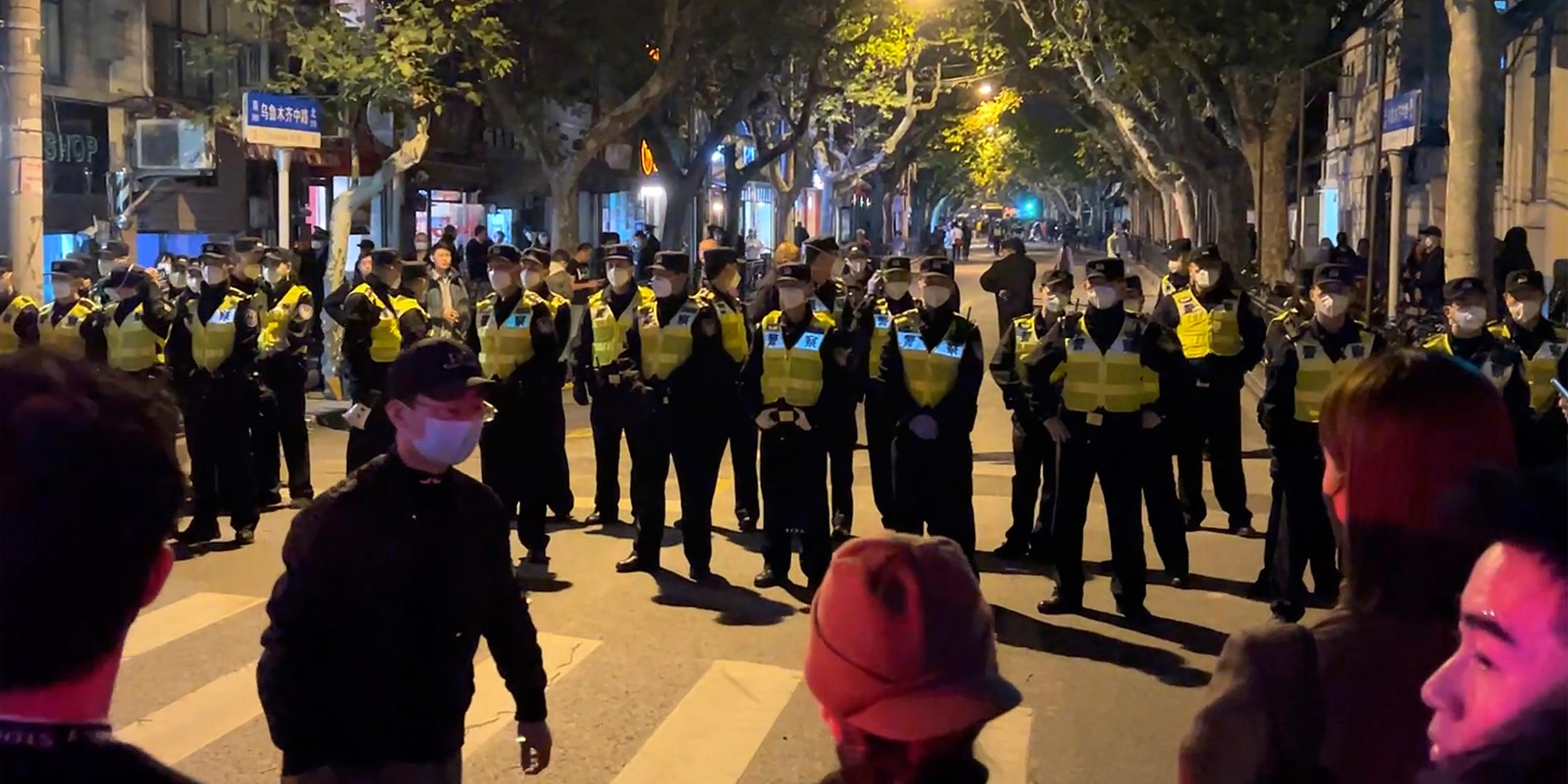 Polizisten blockieren Protestierende in Schanghai