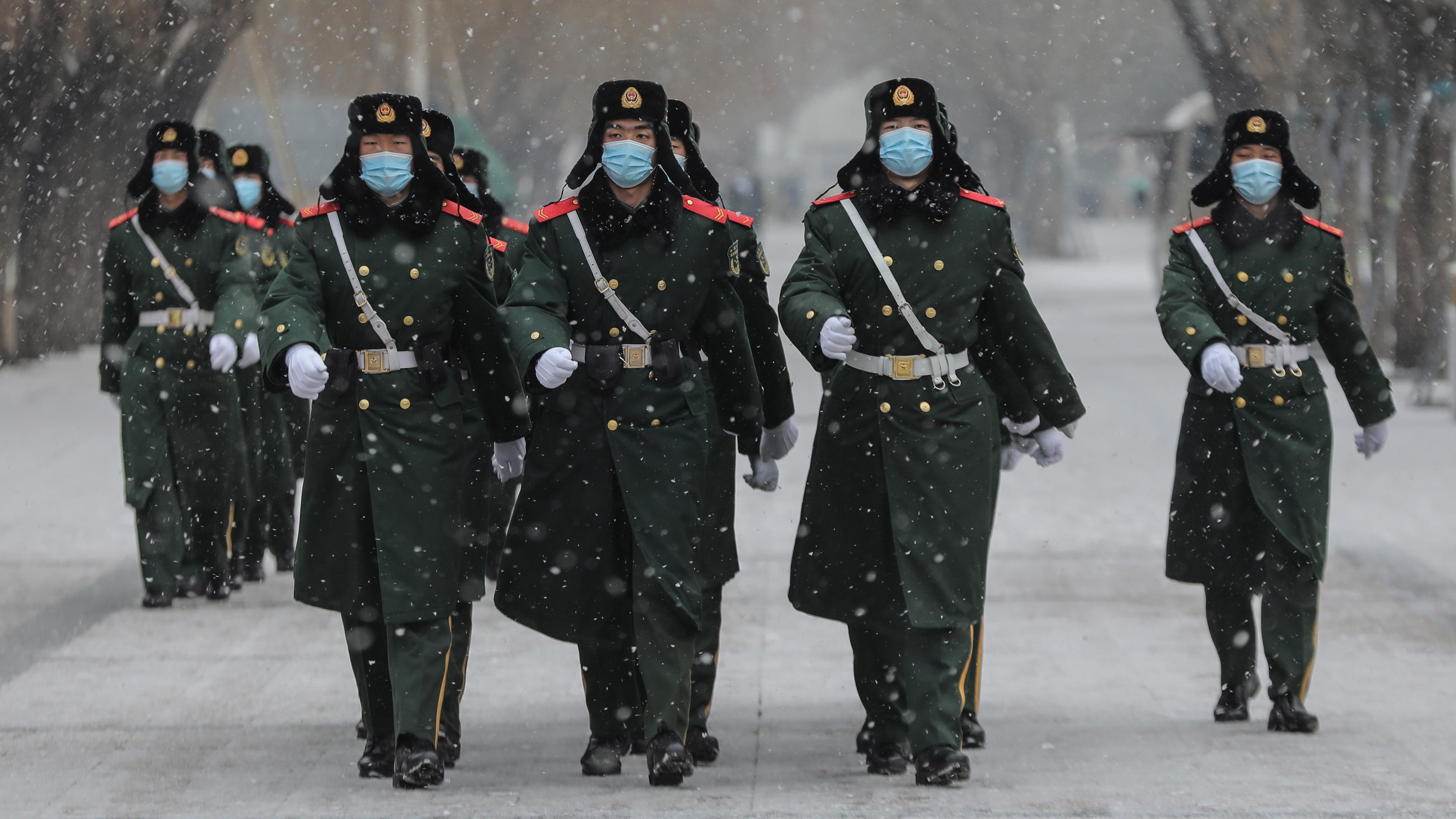 Chinesische Polizisten patrouillieren durch Peking.