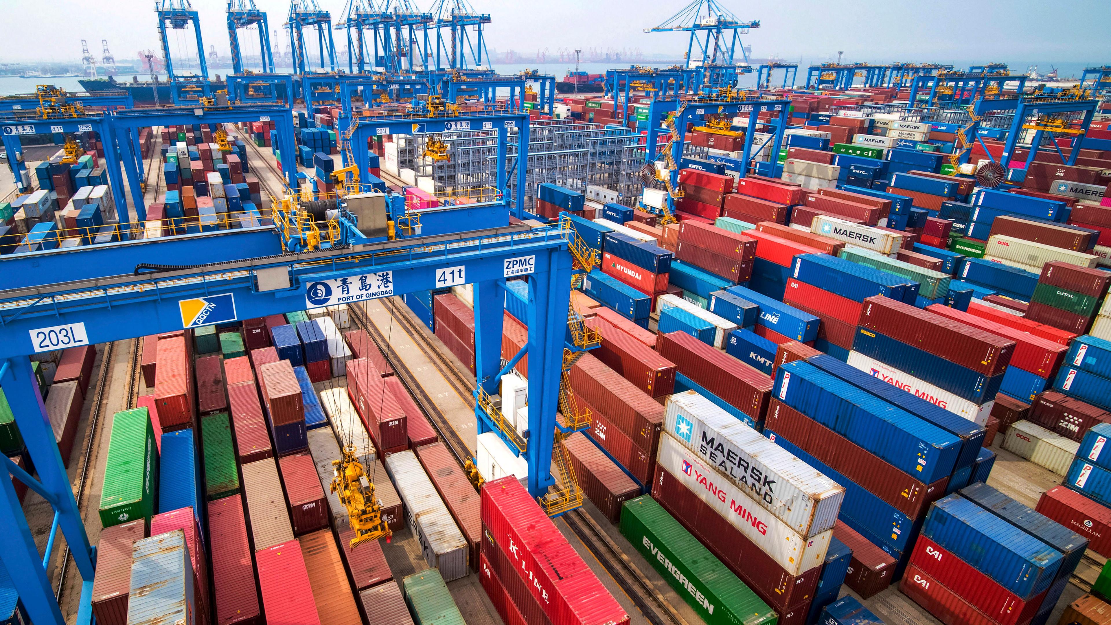 hina, Qingdao: Zahlreiche Container stehen im Hafen, dessen Containerterminal teilweise vollautomatisch funktioniert. Archivbild