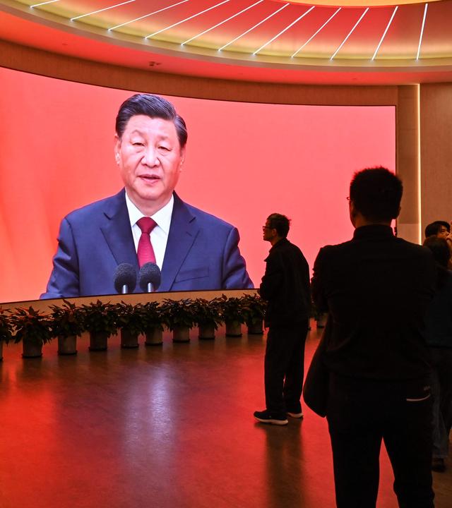 Auf einem Bildschirm sind Bilder von Chinas Präsident Xi Jinping zu sehen, während Besucher das Museum des Ersten Nationalkongresses der Kommunistischen Partei Chinas in Shanghai am 27. Februar 2025 vor der Eröffnung der jährlichen Sitzung des Nationalen Volkskongresses im März besuchen.