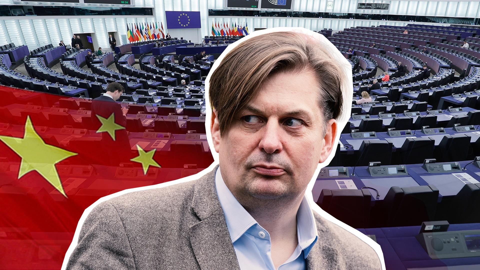 AfD-Spitzenkandidat für die Europawahl Maximilian Krah vor einem Bild des EU-Parlaments. Neben ihm ist eine China Flagge abgebildet. 