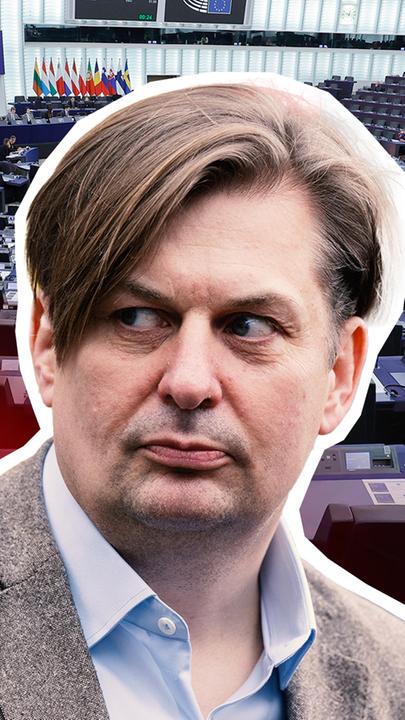 AfD-Spitzenkandidat für die Europawahl Maximilian Krah vor einem Bild des EU-Parlaments. Neben ihm ist eine China Flagge abgebildet. 