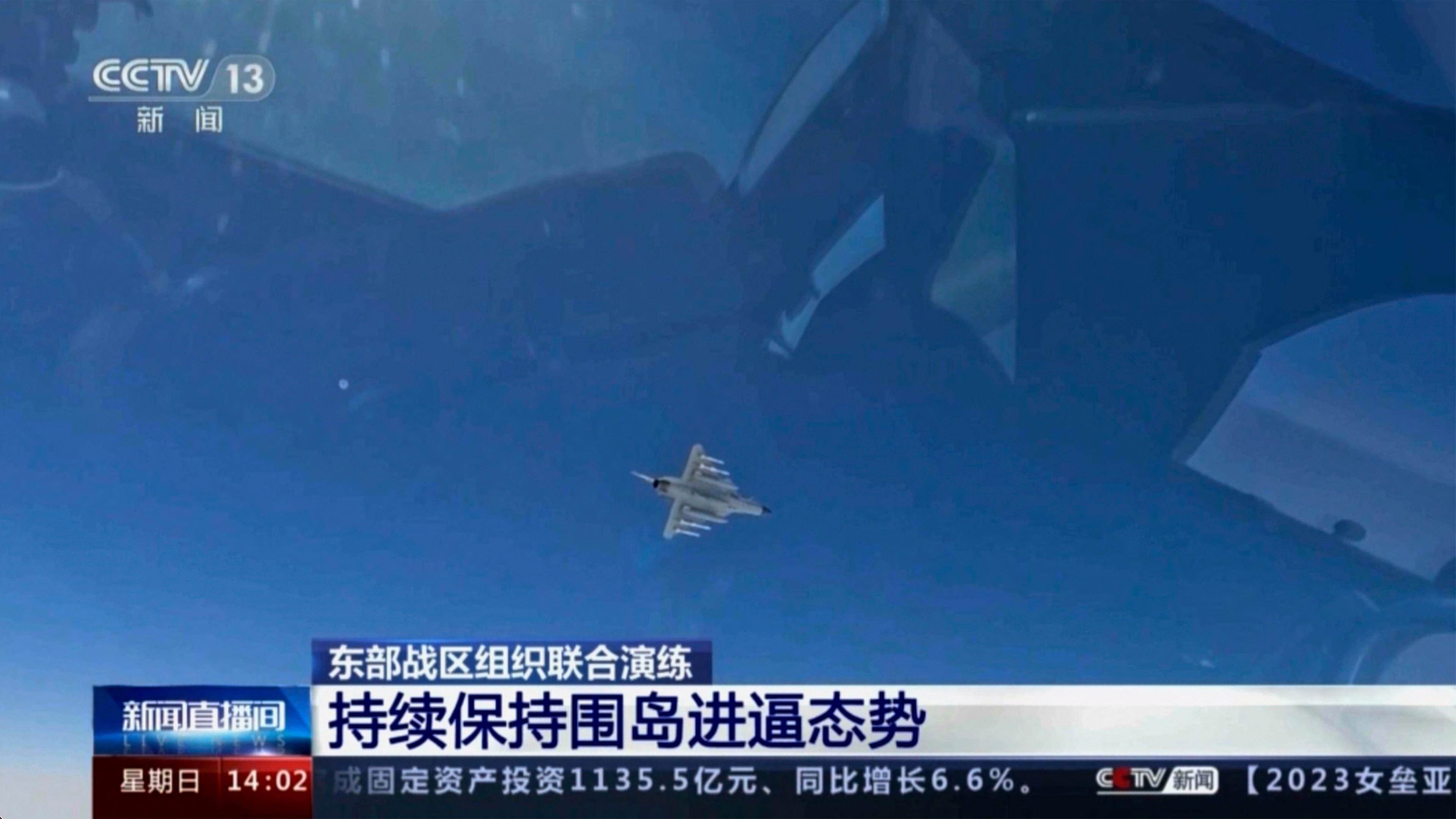 Chinas Fernsehsender CCTV zeigt ein Kampfjet während einer Militärübung.