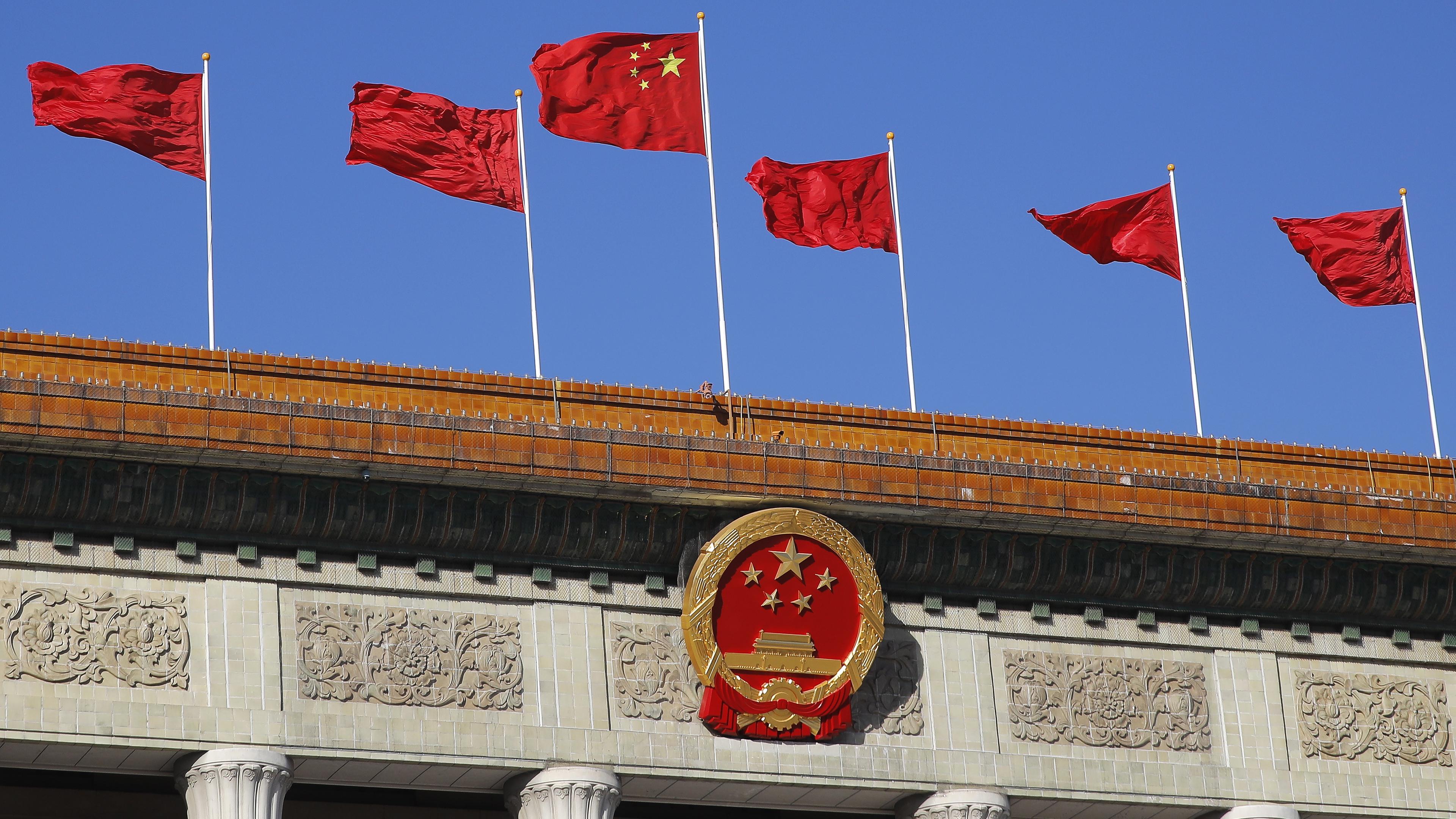 Chinesische Flagge wehen über einem Gebäude