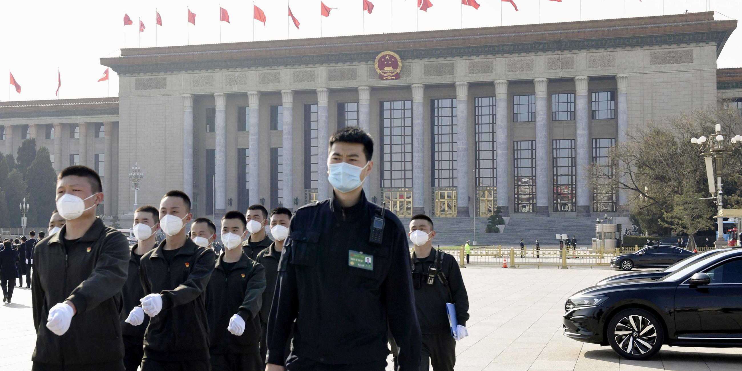 Sicherheitsbeamte patrouillieren am 3. März 2023 vor der Großen Halle des Volkes in Peking
