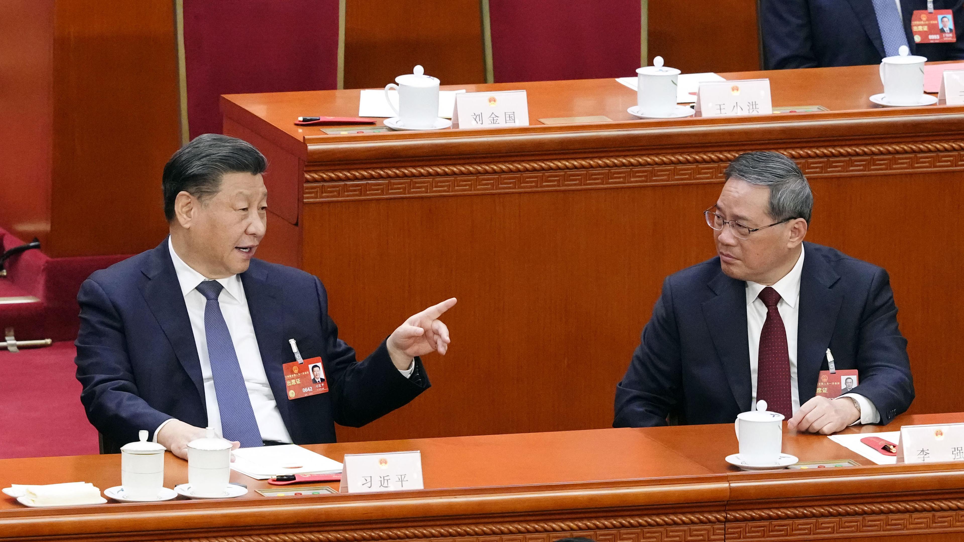 Chinas Staats- und Parteichef Xi Jinping unterhält sich mit Li Qiang während des Nationalen Volkskongresses
