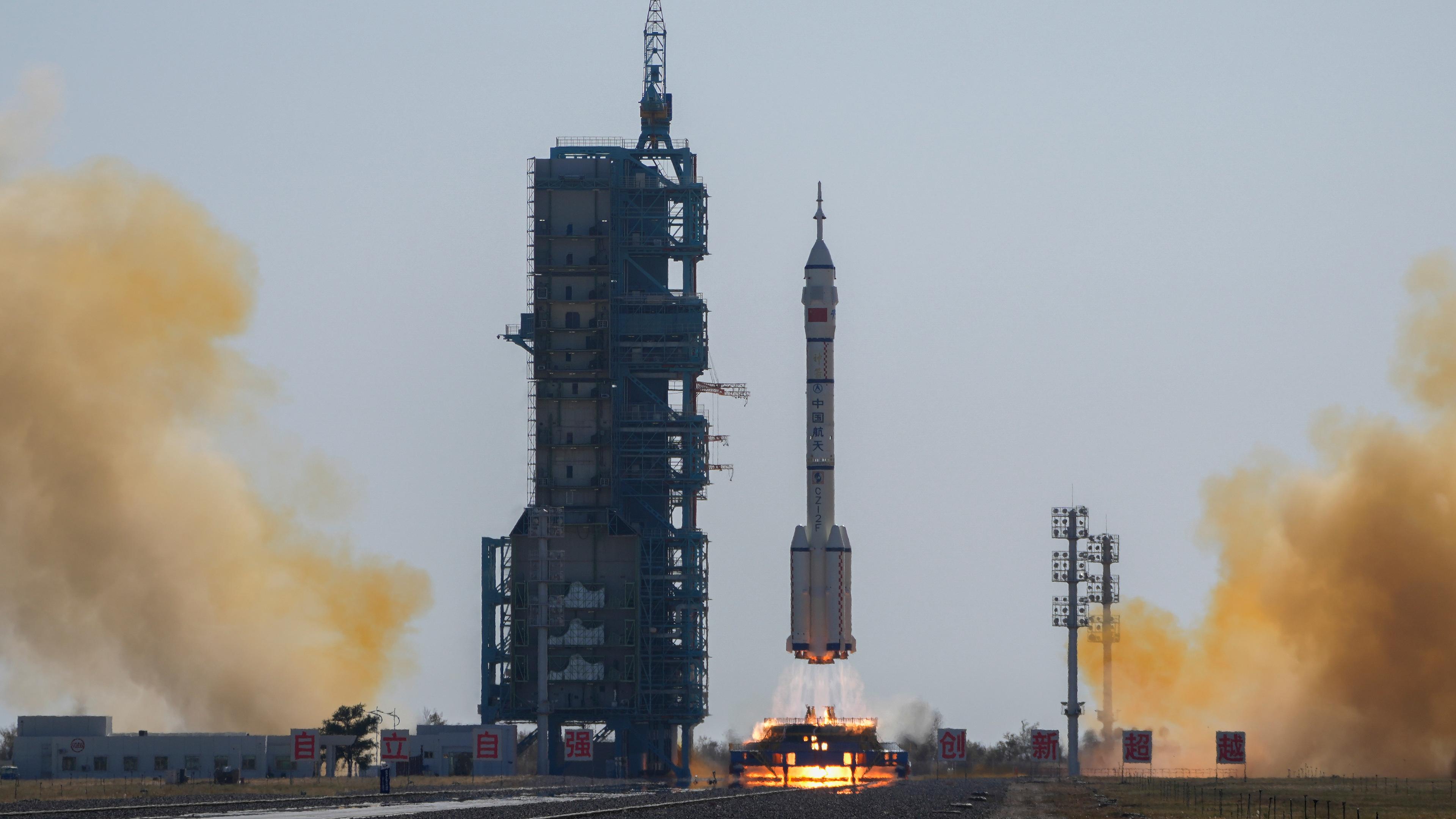 Das Bild zeigt eine startende Rakete, die Taikonauten ins Weltall bringt.