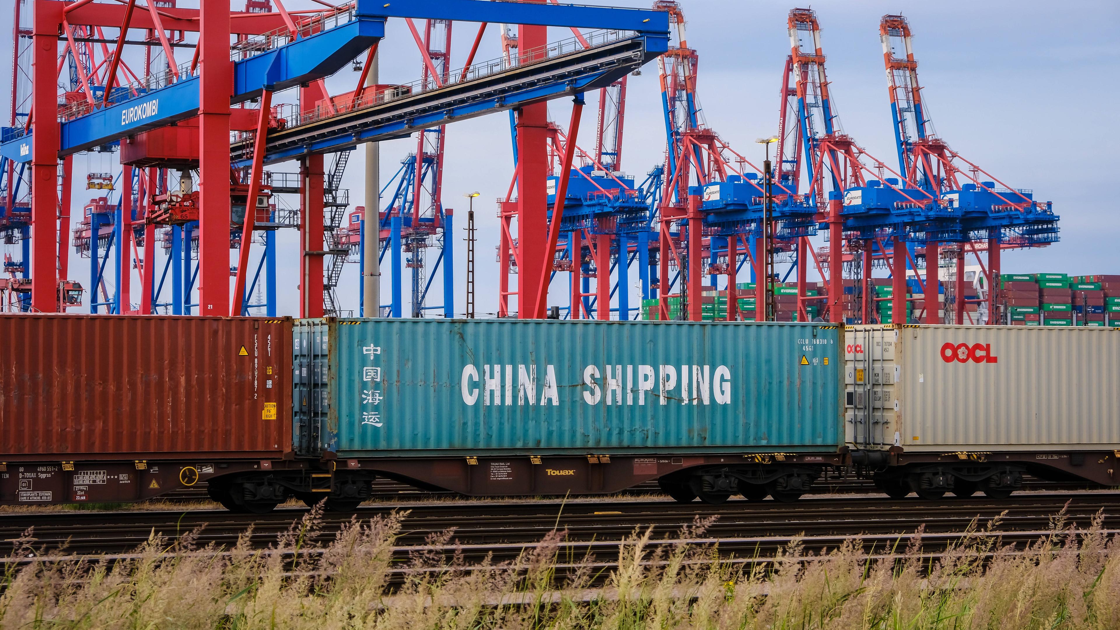 Container aus China im Hamburger Hafen