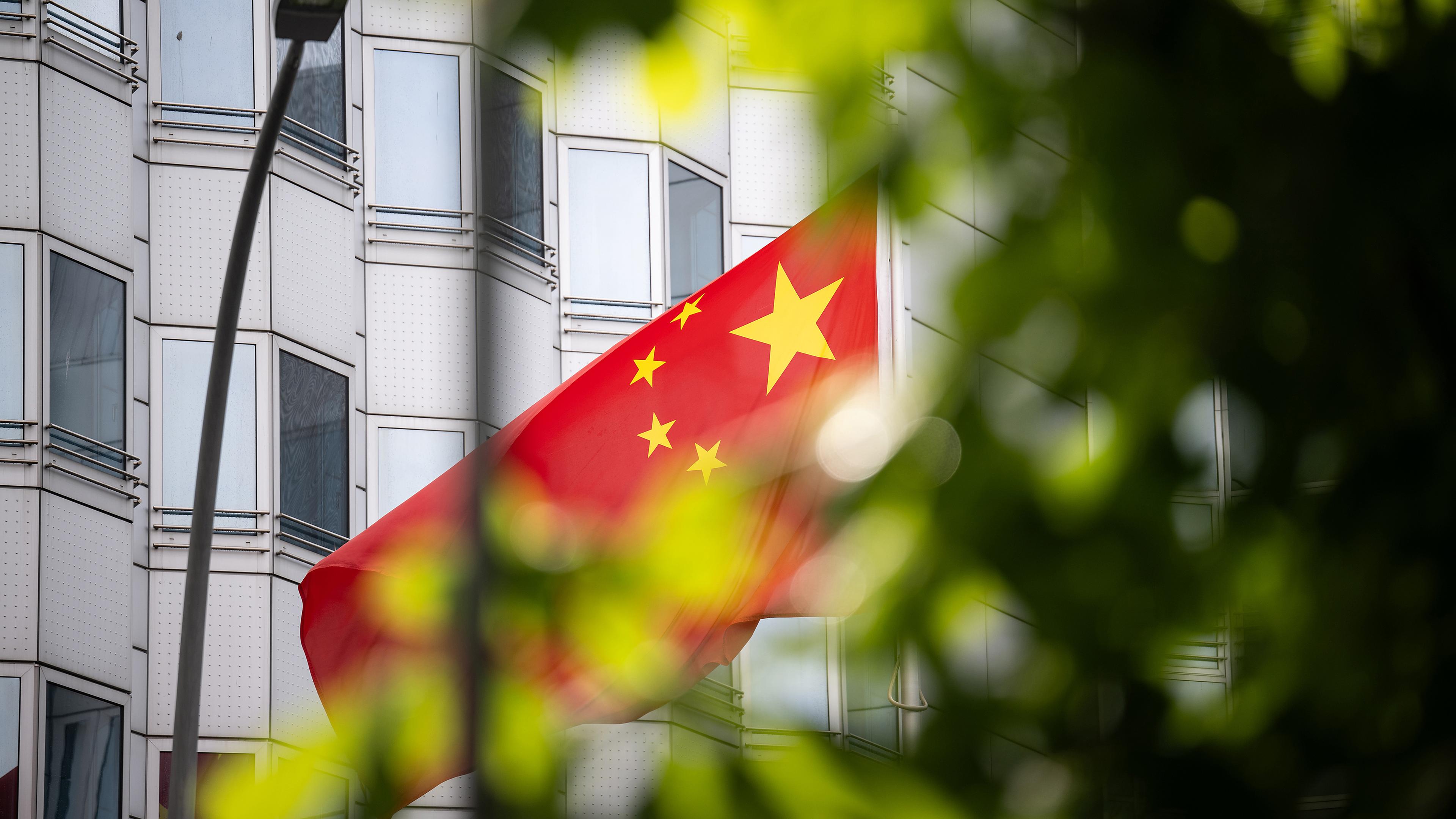 Archiv: Ein chinesische Flagge weht vor der Botschaft von China in Berlin, aufgenommen am 22.04.2024