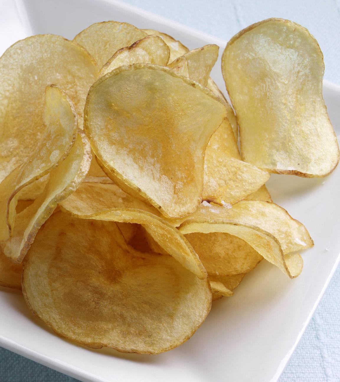 Ein Portion Kartoffelchips in einer Schüssel