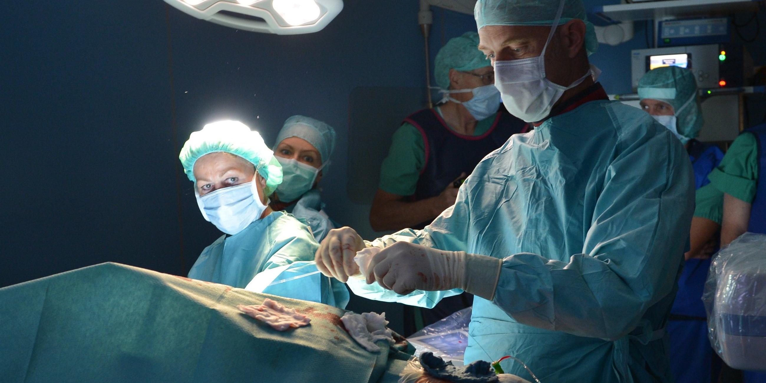 Ein Chirurg führt eine Operation durch. (Symbolbild)