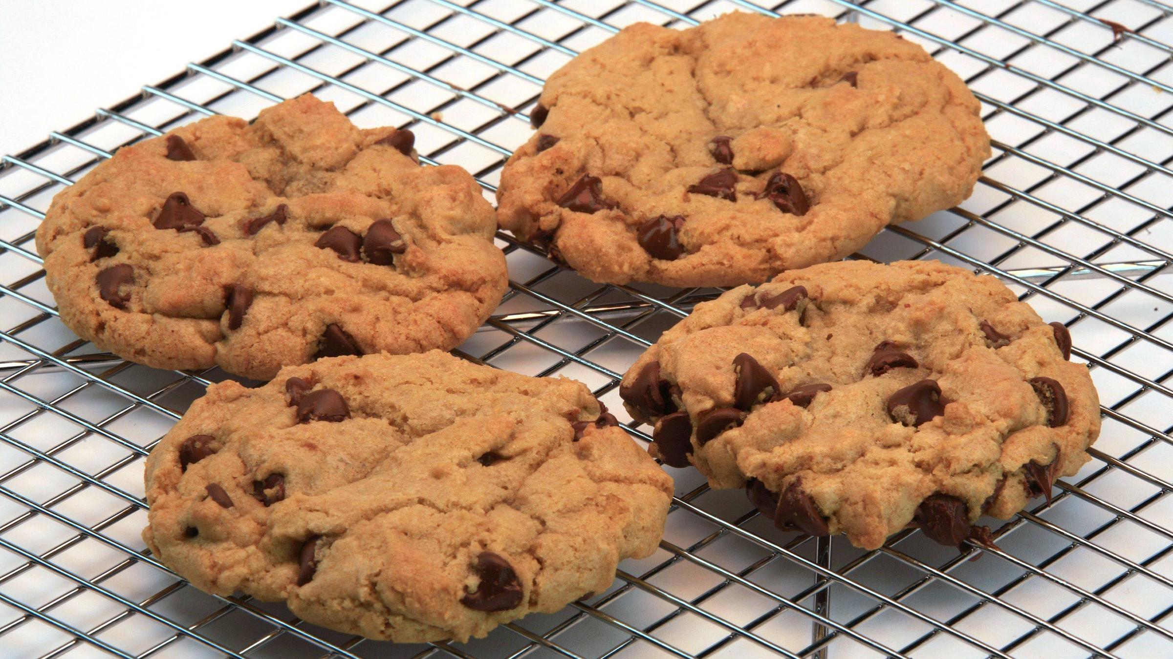 Frisch gebackene Cookies auf einem Blech