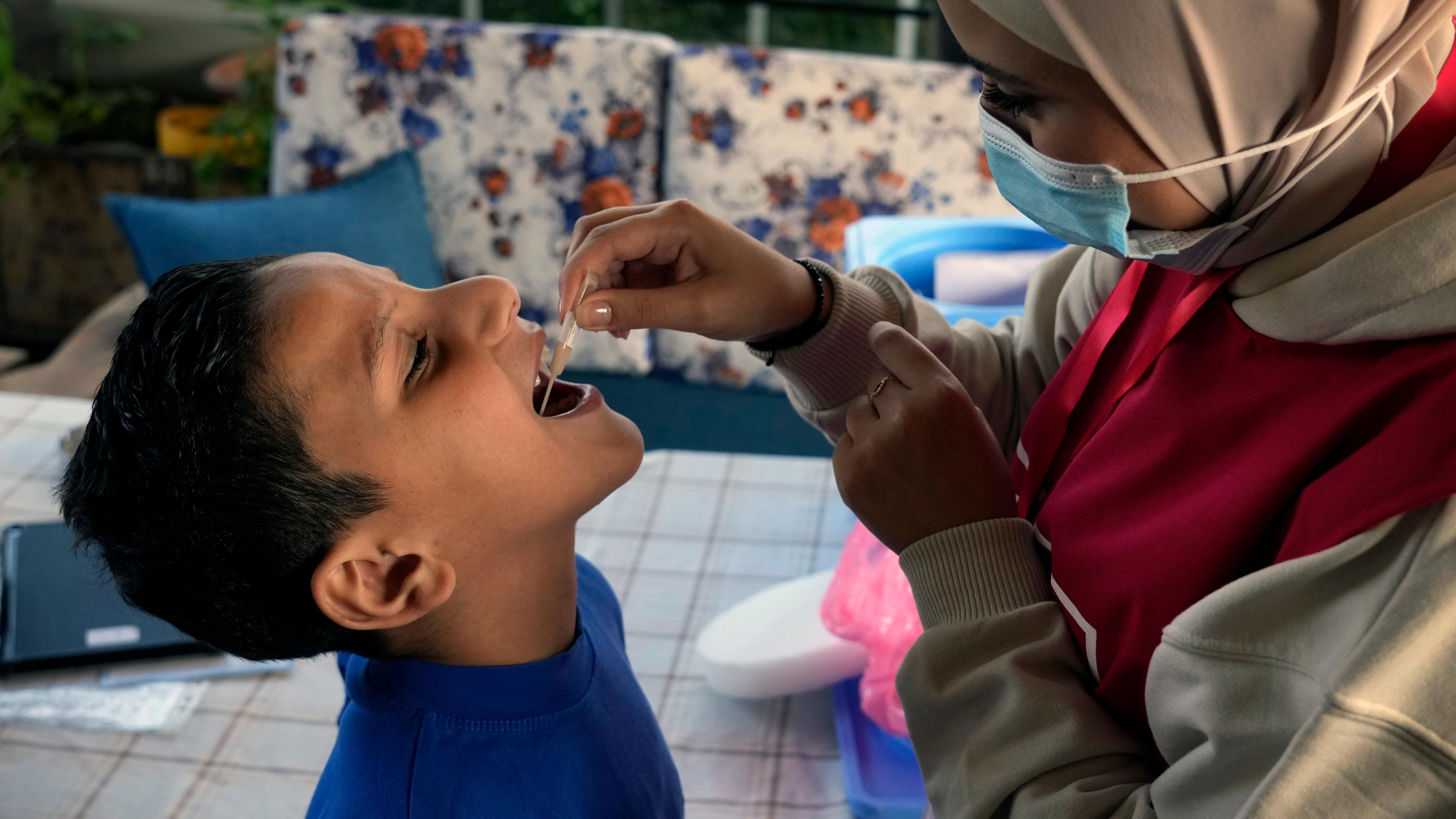 Ein Junge im Libanon bekommt die Cholera-Impfung. Die WHO hat dem Land 600.000 Dosen des Impfstoffs versprochen.