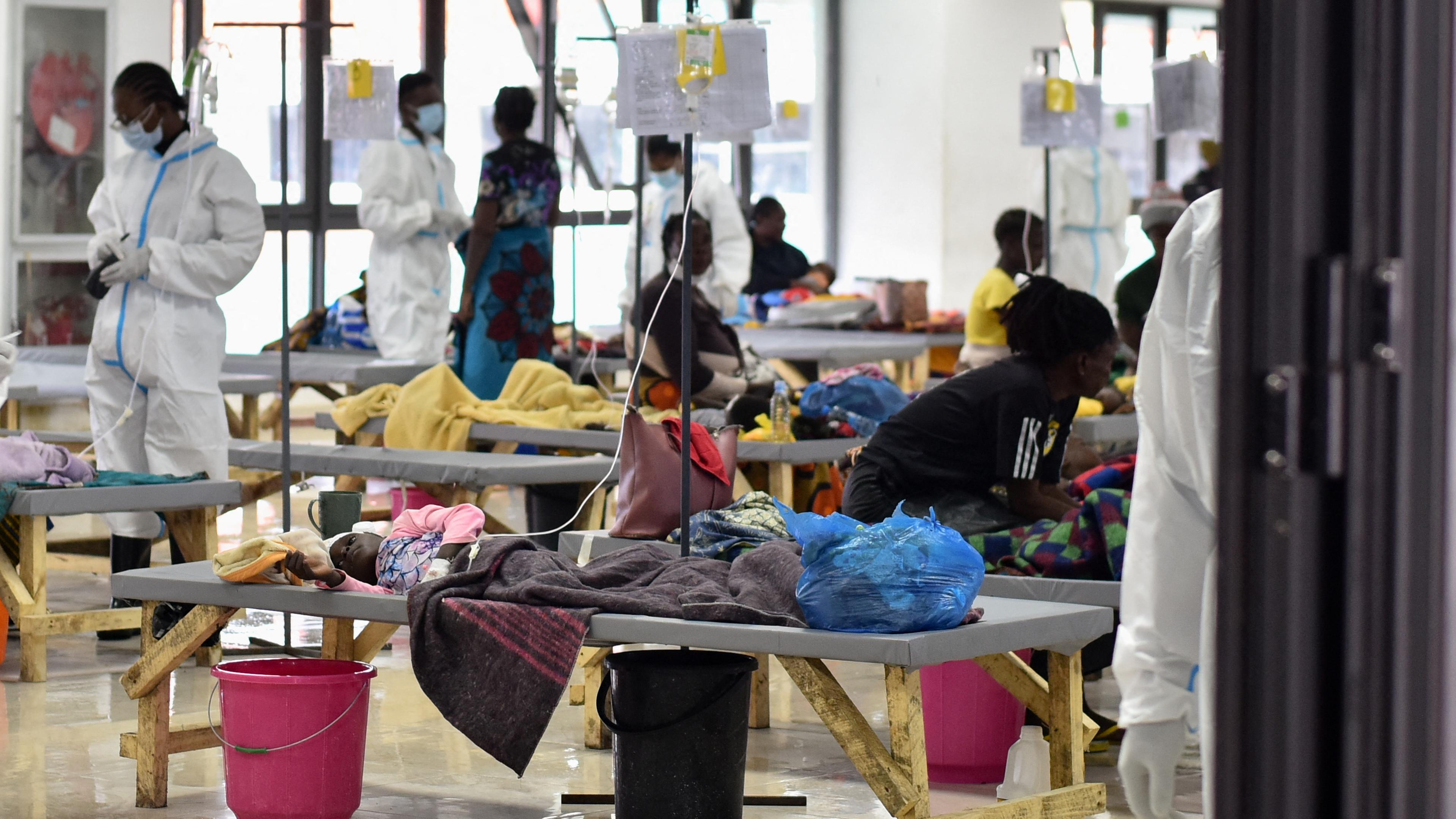 Menschen werden in einer Cholera-Notfalleinrichtung in Sambia behandelt