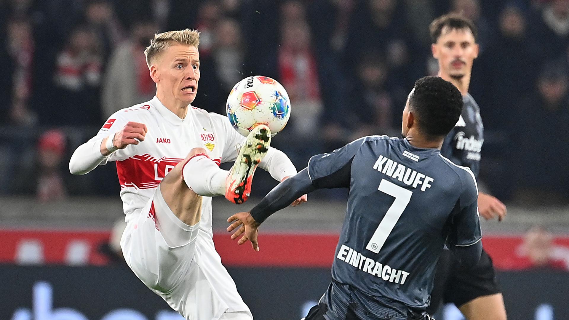 Chris Führich im Zweikampf gegen Ansgar Knauff am 13.01.2026 in der MHP Arena.