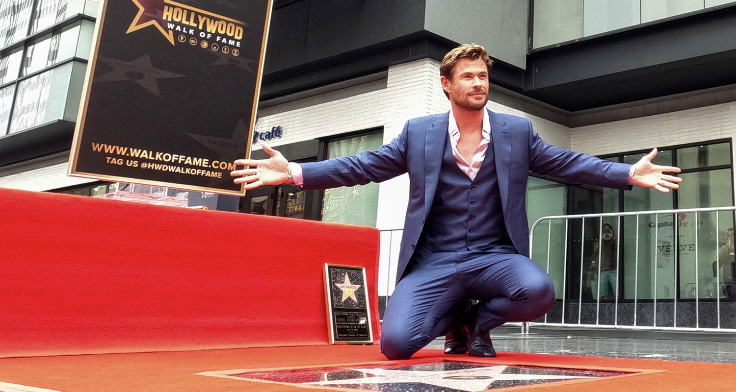Chris Hemsworth steht vor seinem Stern auf dem "Walk of Fame"