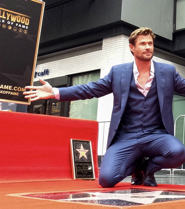 Chris Hemsworth steht vor seinem Stern auf dem "Walk of Fame"