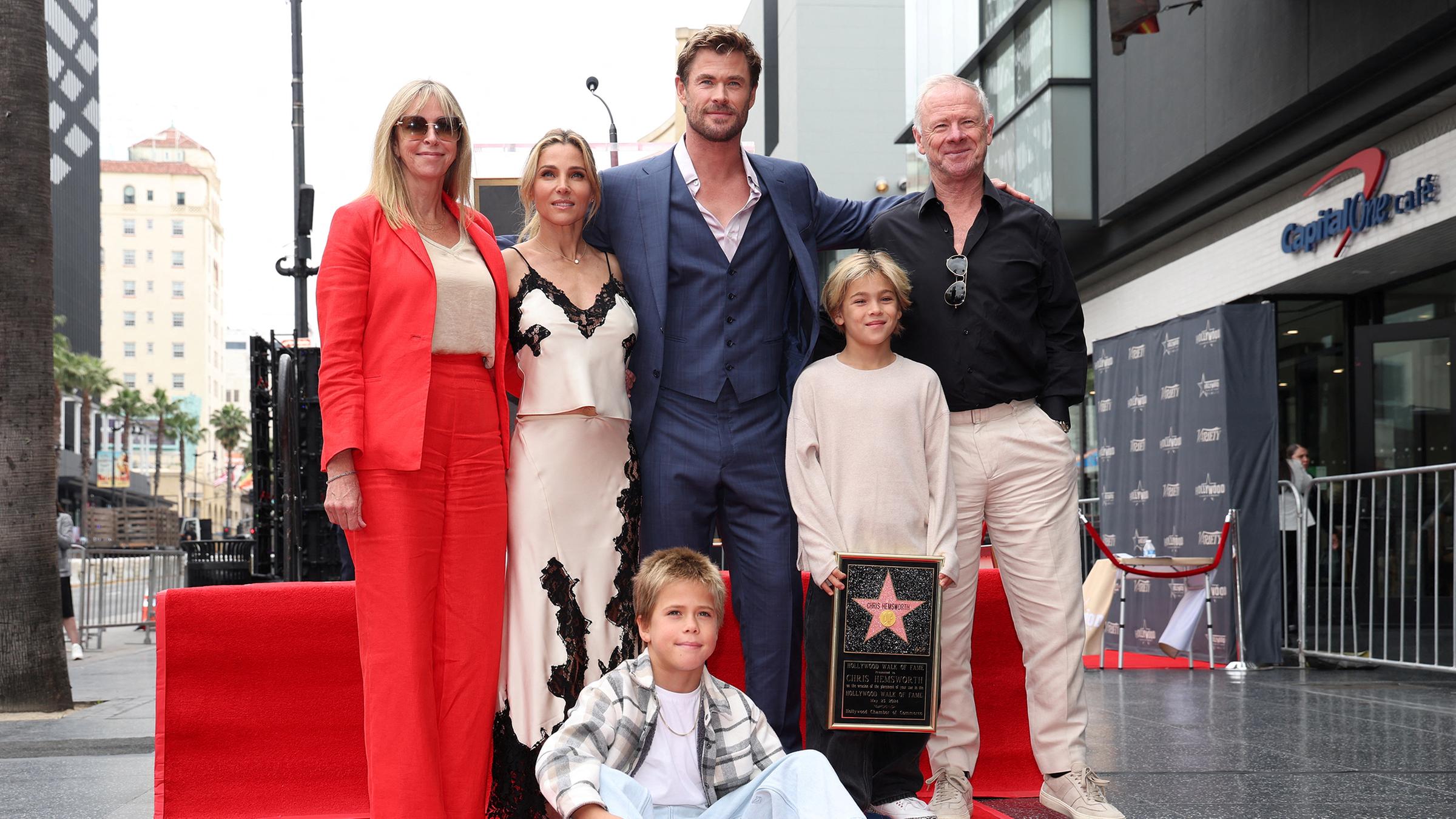 Chris Hemsworth mit seiner Familie steht vor seinem Stern auf dem Walk of Fame.