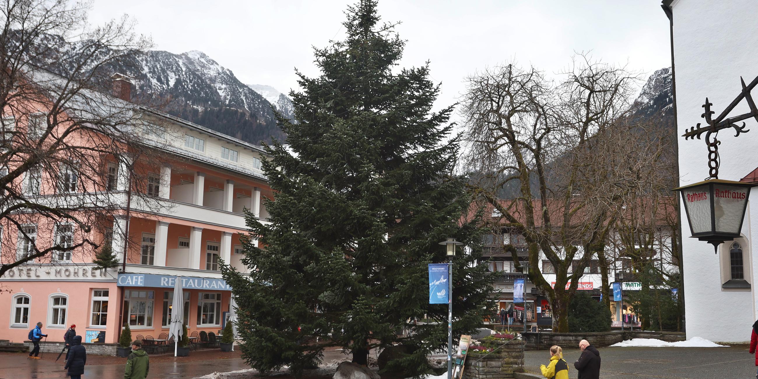 Ein Christbaum steht im Ortszentrum. 