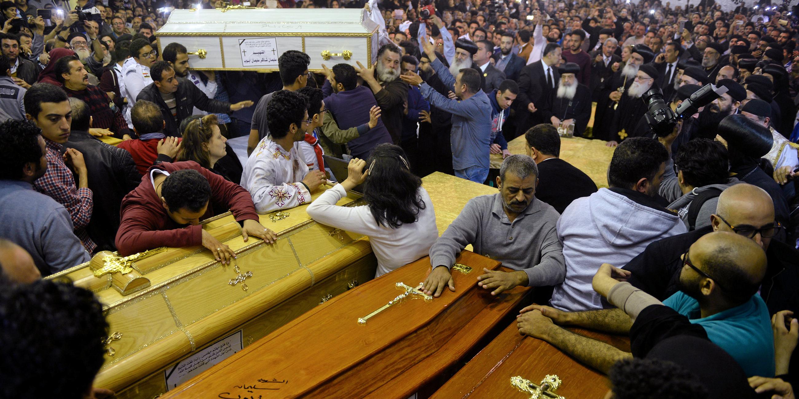 Trauerfeier für die am Palmsonntag bei einem Anschlag ums Leben gekommenen koptischen Christen, aufgenommen am 09.04.2017 in Tanta (Ägypten)
