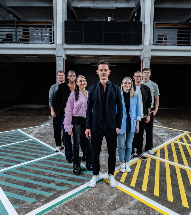 Moderator Jo Schück und die sechs Gäste zur 13 Fragen Folge: Jesus Glow und Bibelverse – sind Christfluencer gefährlich?