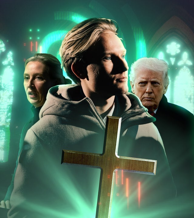Leonard Jäger, Alice Weidel und Donbald Trump vor großen, leuchtenden Kirchenfenstern. Im Vordergrund einhält ein großes, golden schimmerndes Kreuz.