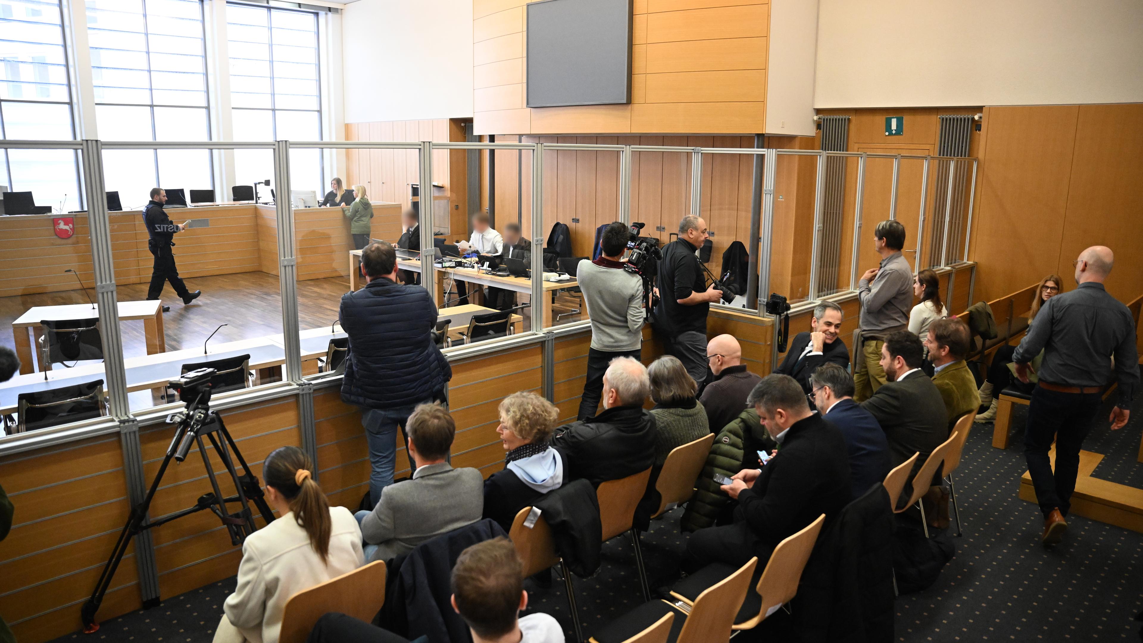 Prozessbeteiligte und Zuschauer warten zu Prozessbeginn gegen den Angeklagten Christian B. in einem Gerichtssaal im Landgericht Braunschweig auf den Beginn des Prozesses, der sich verzögert hat.