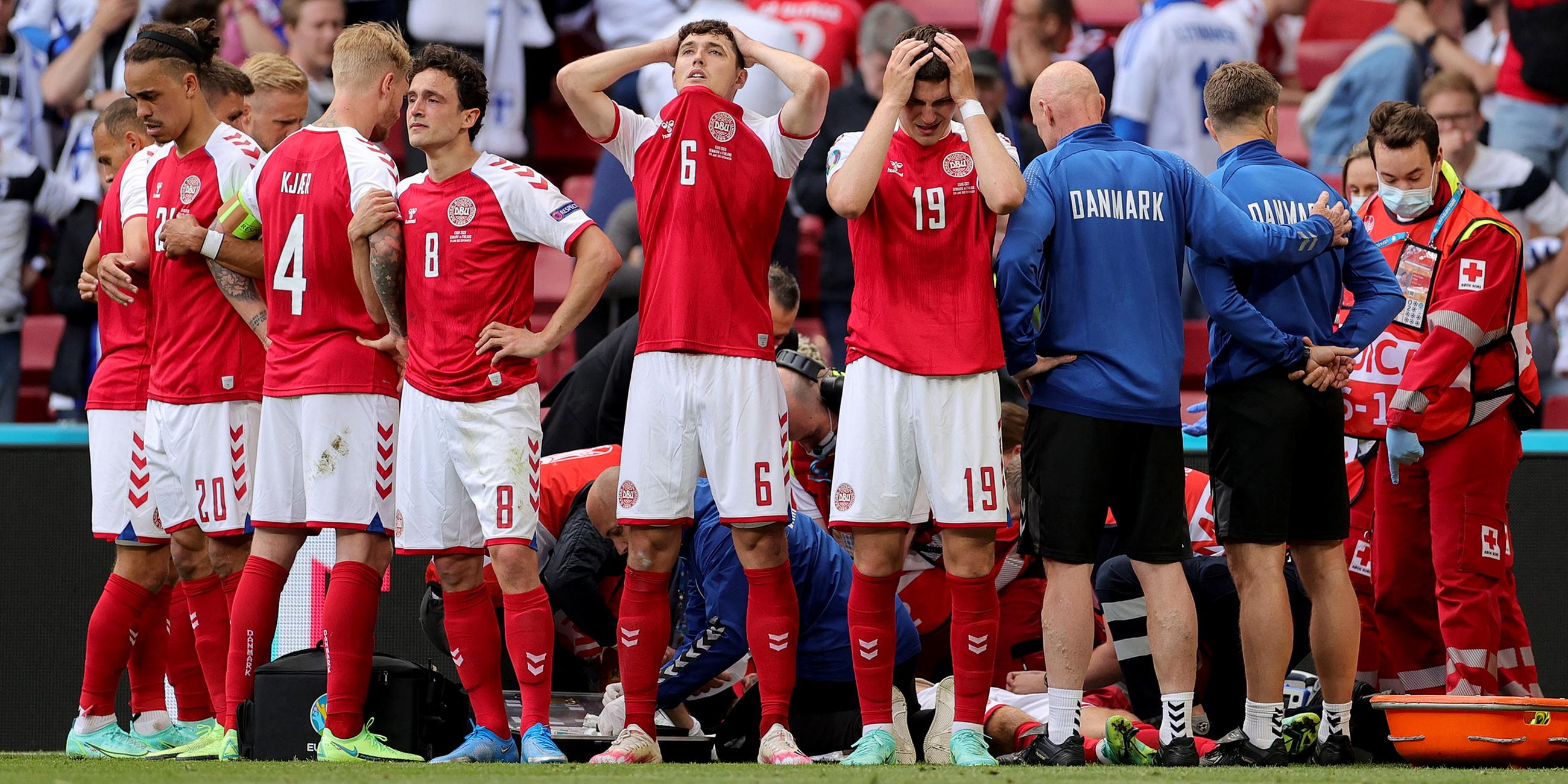 Dänemarks Andreas Christensen und seine Mannschaftskameraden reagieren auf die medizinische Versorgung von Christian Eriksen, der während des Spiels zusammengebrochen ist am 12.06.2021.