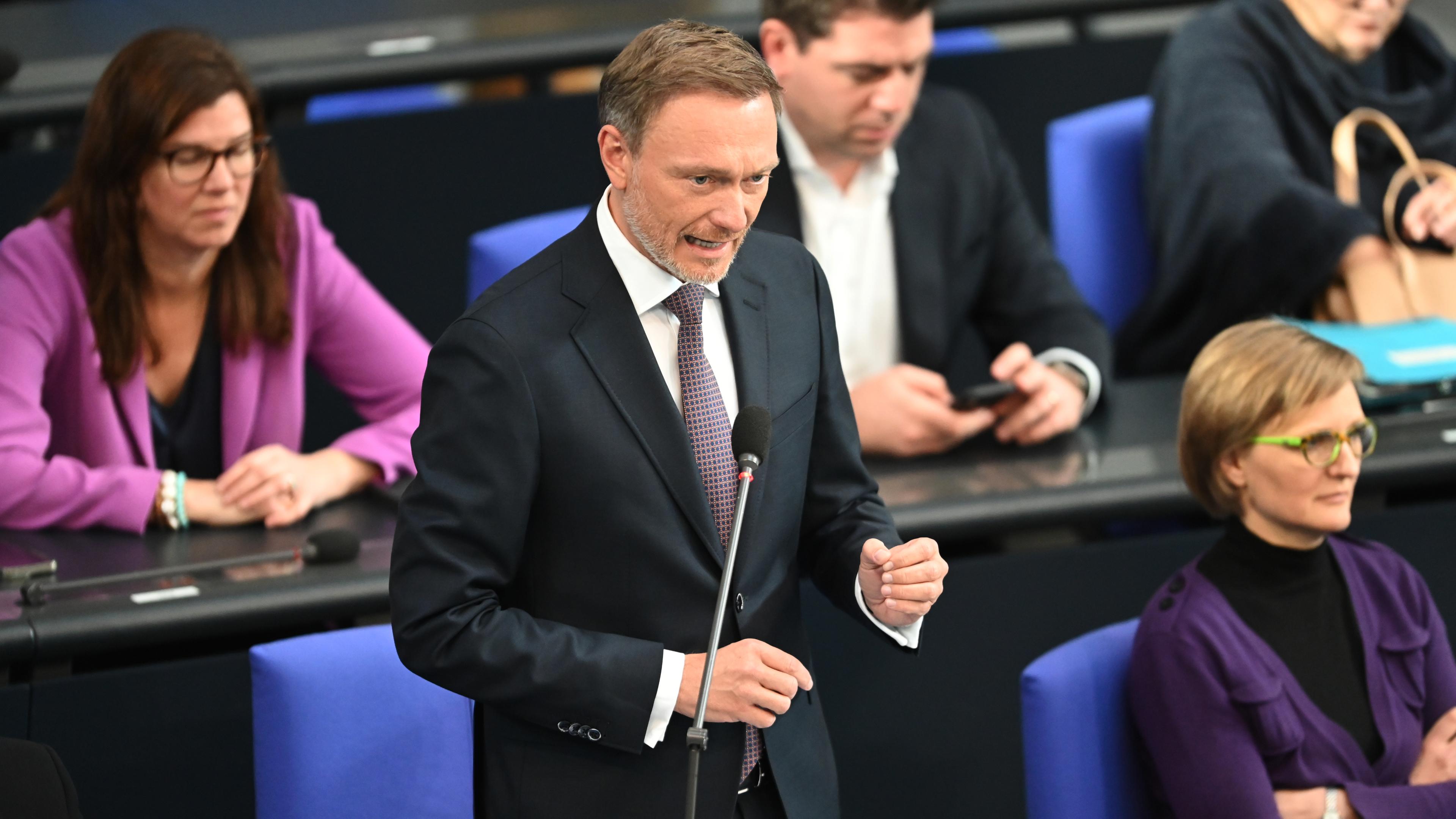 Bundesfinanzminister Christian Lindner nimmt im Plenum an der Regierungsbefragung des Bundestags teil.