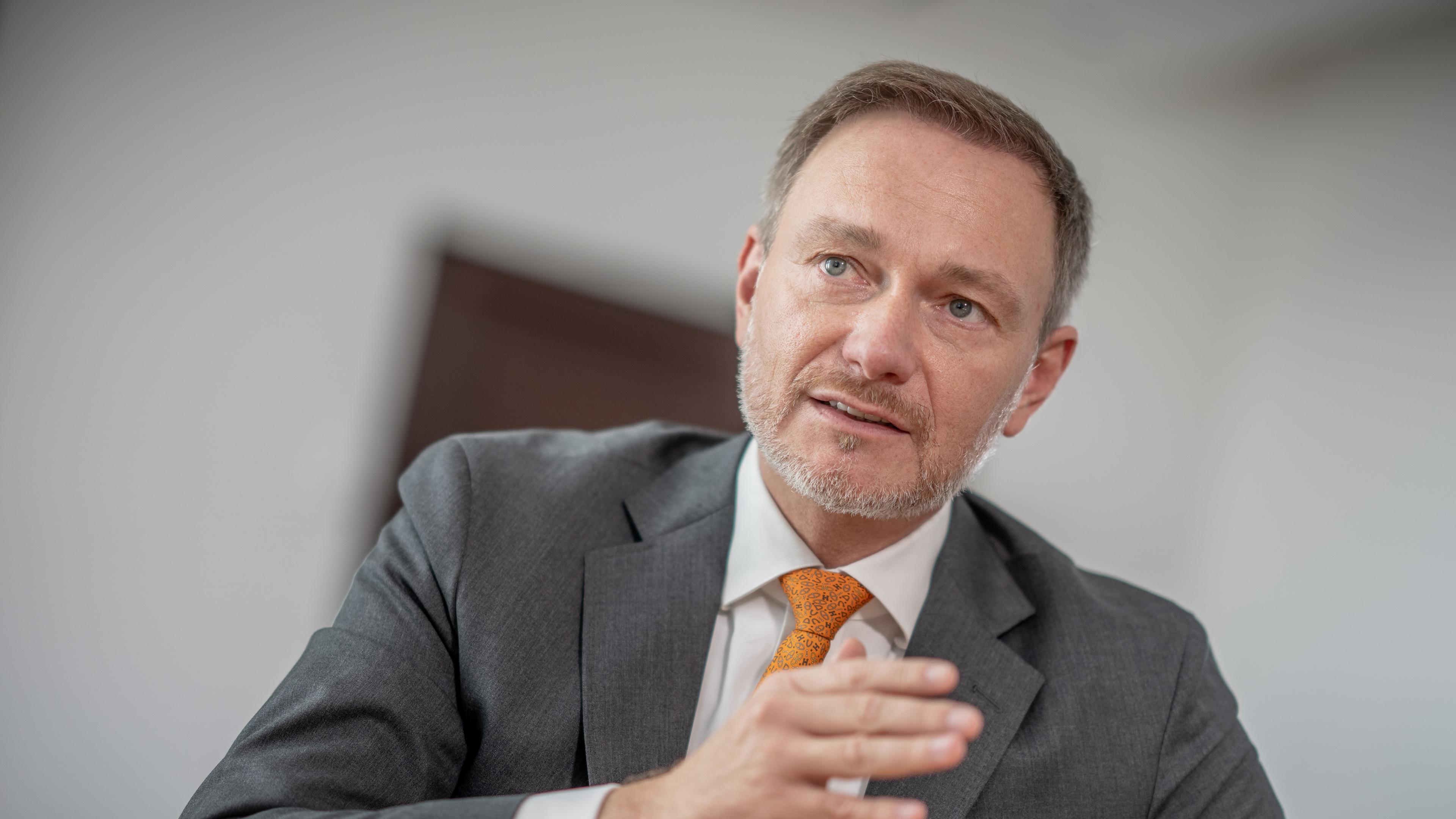 Archiv:  Christian Lindner (FDP), Bundesminister der Finanzen, aufgenommen bei einem Interview im Bundesfinanzministerium.