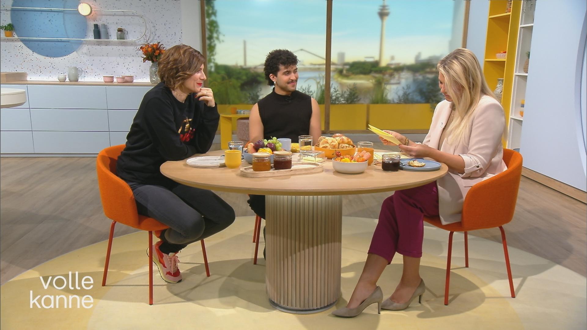Schauspieler Christina Hecke und Lukas von Horbatschewsky mit Moderatorin Nadine Krüger im Volle-Kanne-Studio.