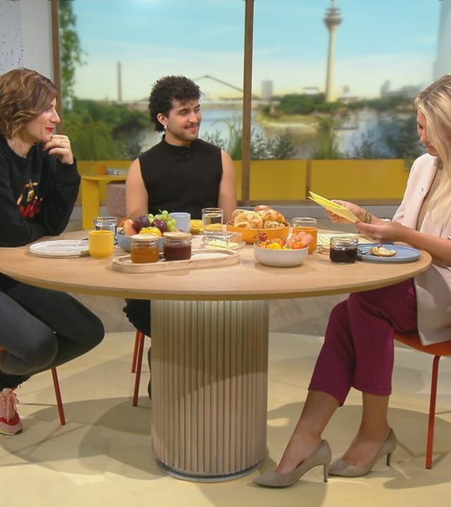 Schauspieler Christina Hecke und Lukas von Horbatschewsky mit Moderatorin Nadine Krüger im Volle-Kanne-Studio.