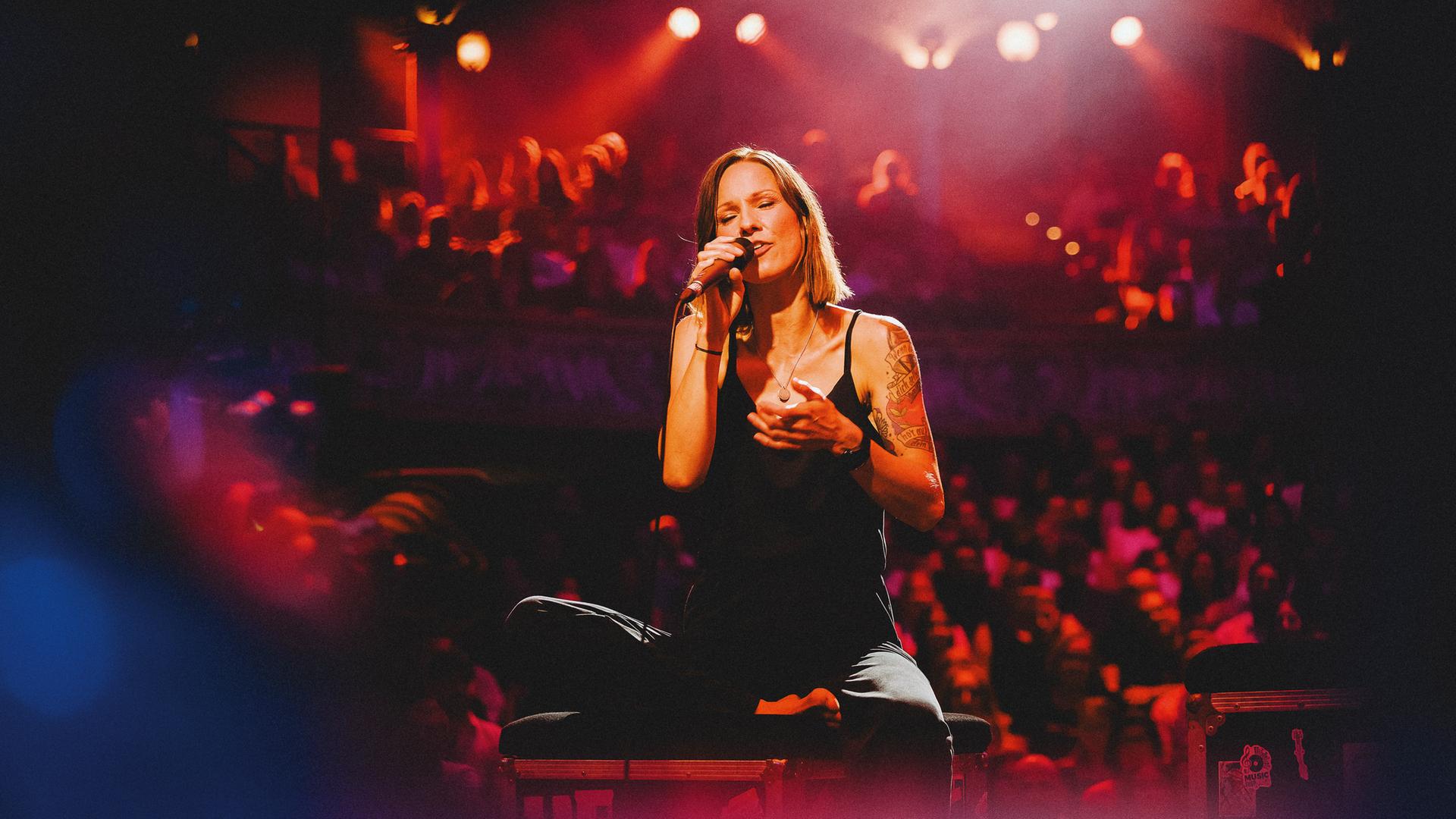 Christina Stürmer singt auf der Bühne.