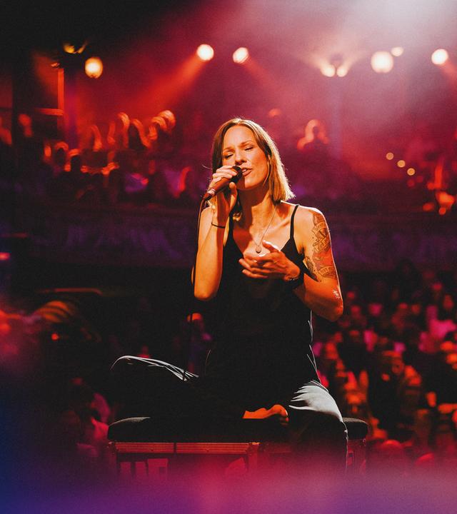 Christina Stürmer singt auf der Bühne.